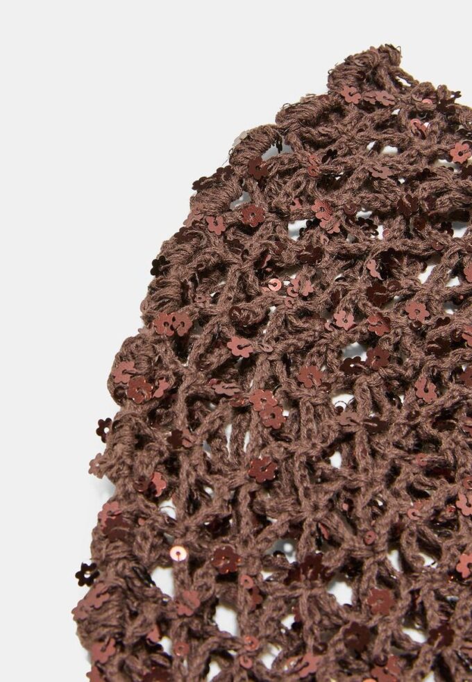 Čepice s květinovým motivem a flitry