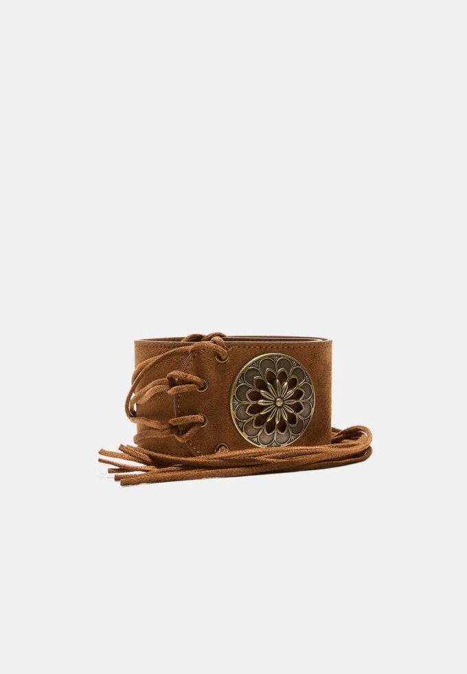 Široký pásek s rozetou a třásněmi