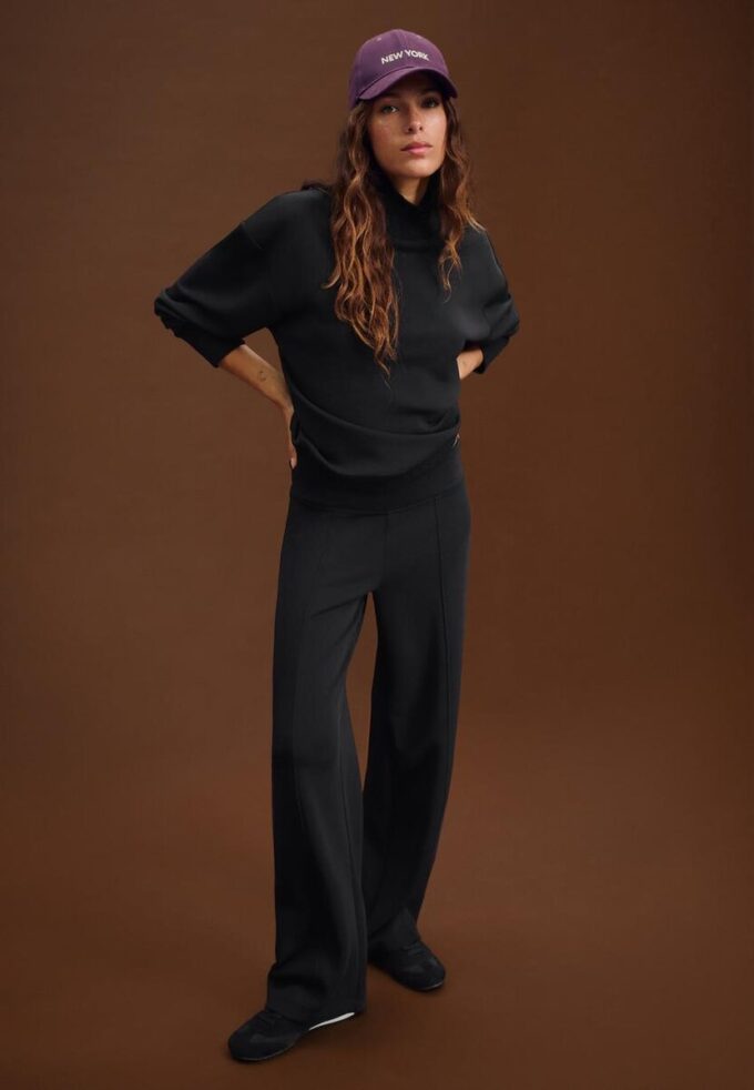 Joggingové kalhoty s rovnými nohavicemi a jemným povrchem s detaily v podobě záhybů