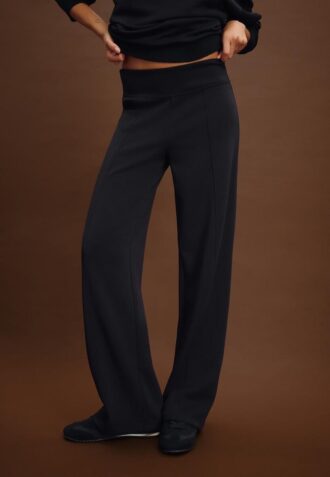 Joggingové kalhoty s rovnými nohavicemi a jemným povrchem s detaily v podobě záhybů