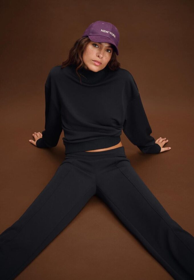 Joggingové kalhoty s rovnými nohavicemi a jemným povrchem s detaily v podobě záhybů