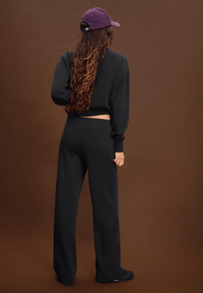 Joggingové kalhoty s rovnými nohavicemi a jemným povrchem s detaily v podobě záhybů