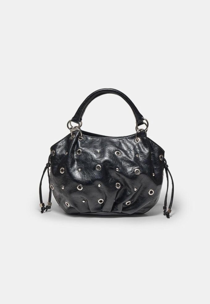 Kabelka typu bucket bag s ozdobnými očky