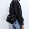 Kabelka typu bucket bag s ozdobnými očky
