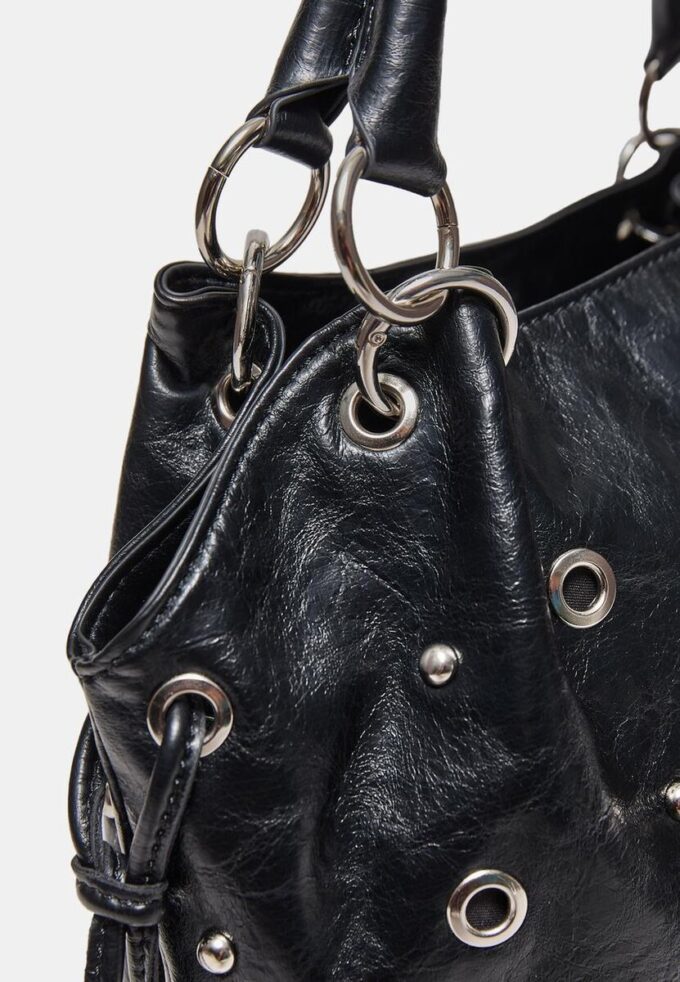 Kabelka typu bucket bag s ozdobnými očky