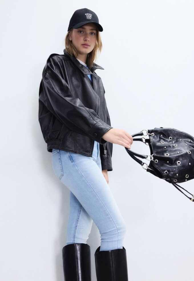 Kabelka typu bucket bag s ozdobnými očky