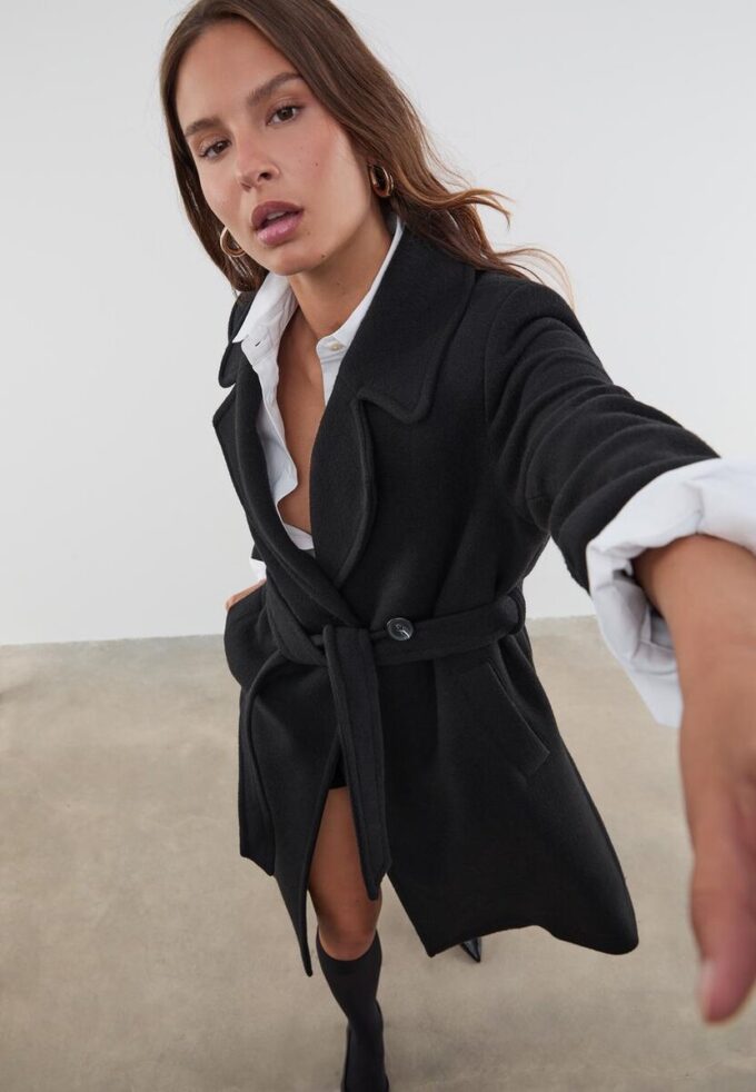 Kabát s plstěnou texturou a páskem Kabát s plstěnou texturou a páskem