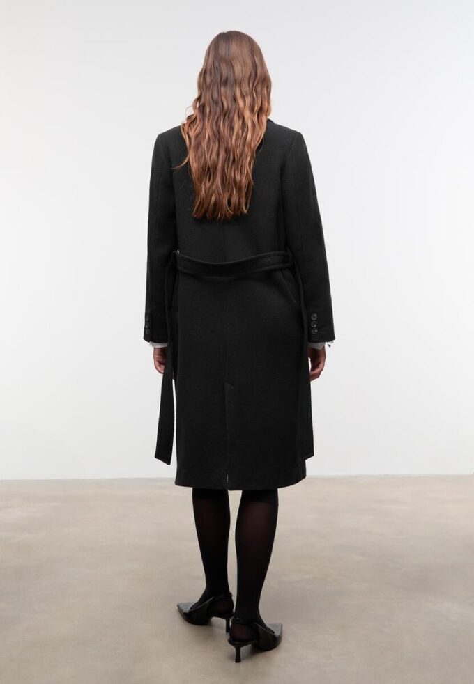 Kabát s plstěnou texturou a páskem Kabát s plstěnou texturou a páskem