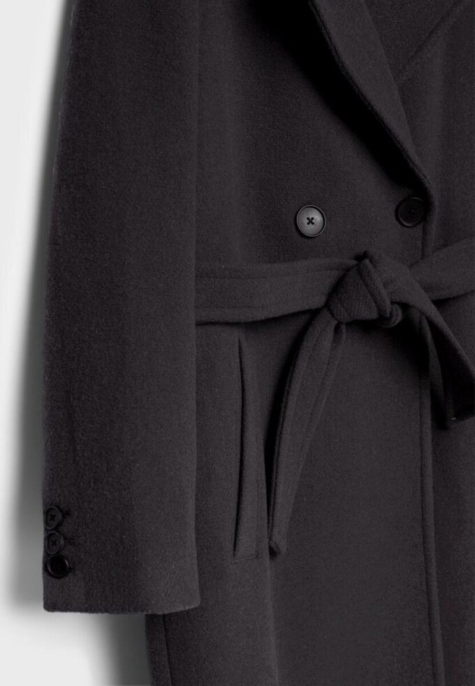 Kabát s plstěnou texturou a páskem Kabát s plstěnou texturou a páskem