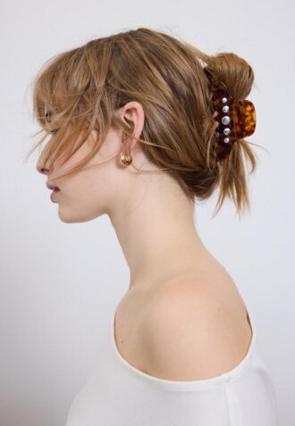 Kožešinová spona s cvočky