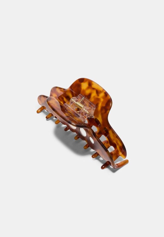 Kožešinová spona s cvočky