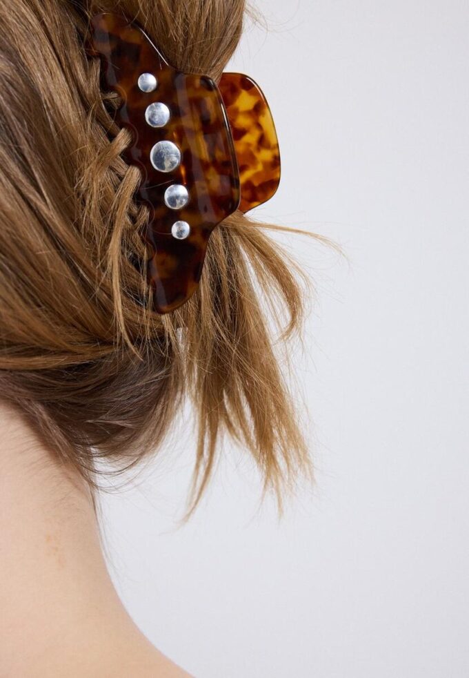 Kožešinová spona s cvočky