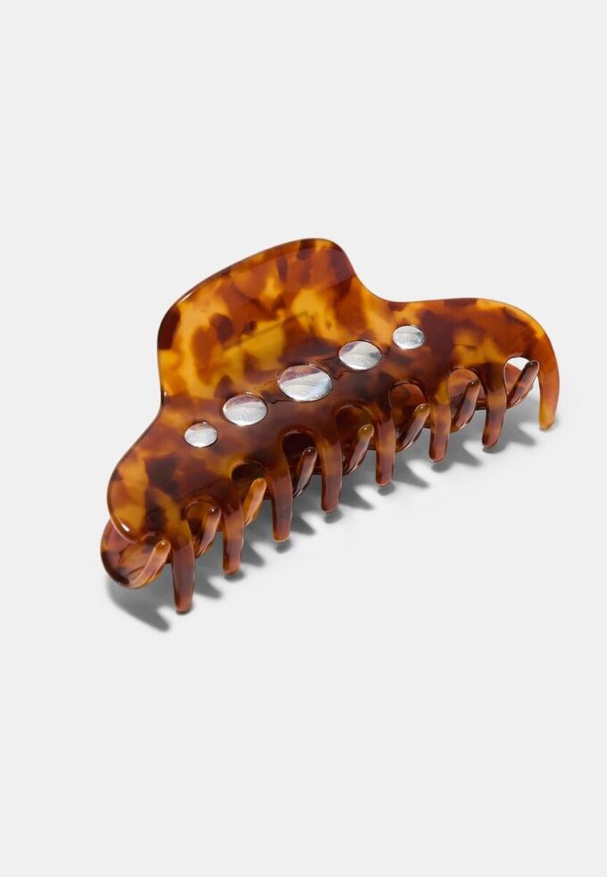 Kožešinová spona s cvočky