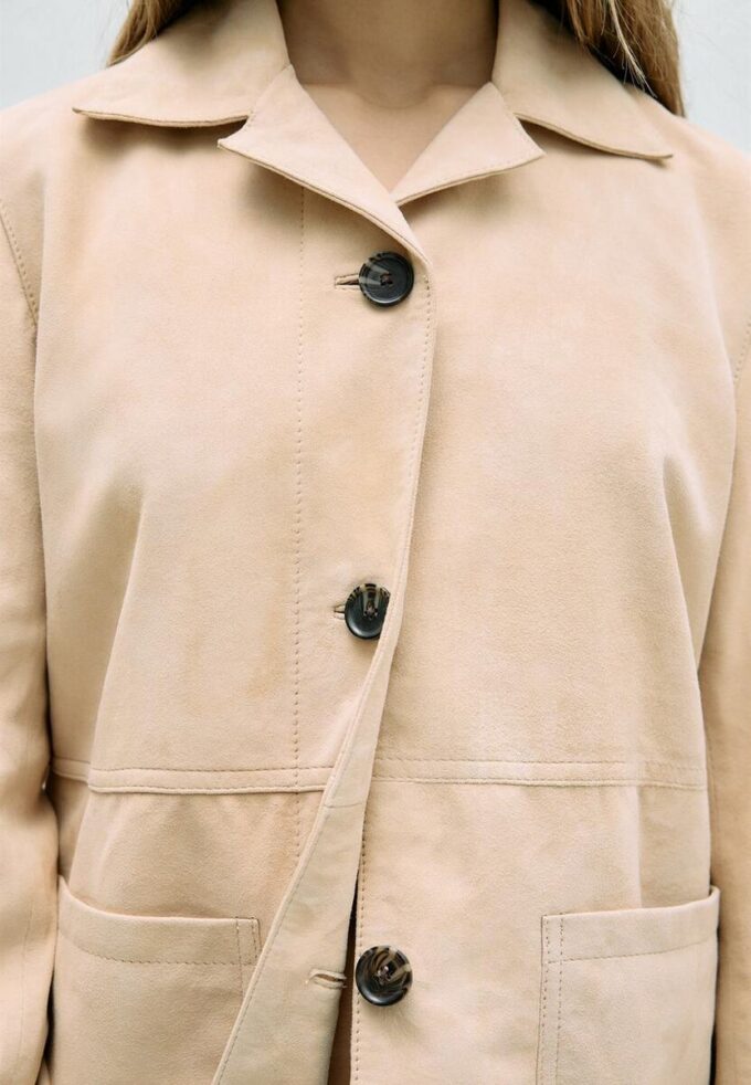 Kožená bunda s kapsami