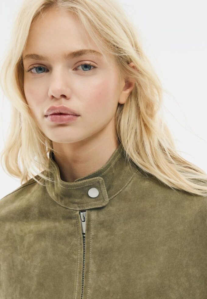 Kožená bunda s kapsami