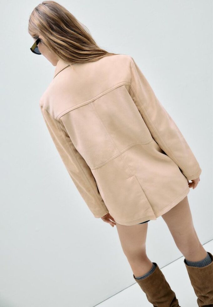 Kožená bunda s kapsami