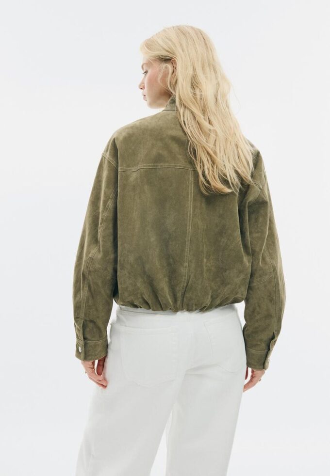 Kožená bunda s kapsami