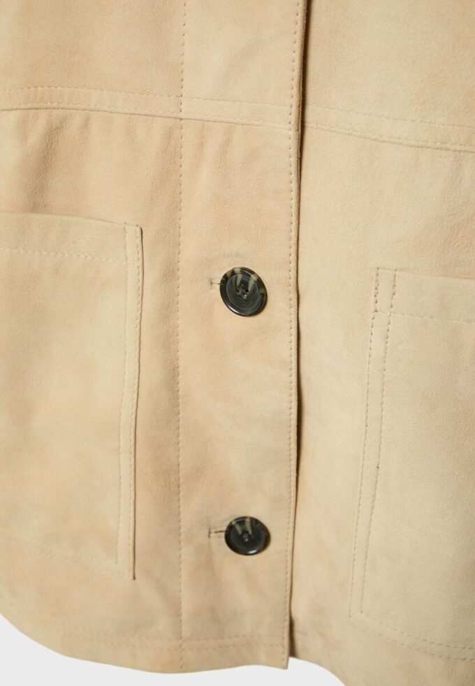 Kožená bunda s kapsami