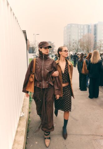 Kožená bunda s kapsami a nastavitelným pasem