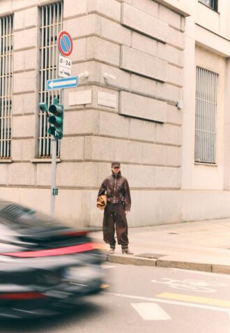 Kožená bunda s kapsami a nastavitelným pasem