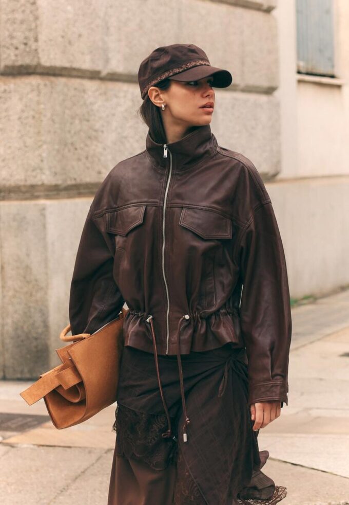 Kožená bunda s kapsami a nastavitelným pasem