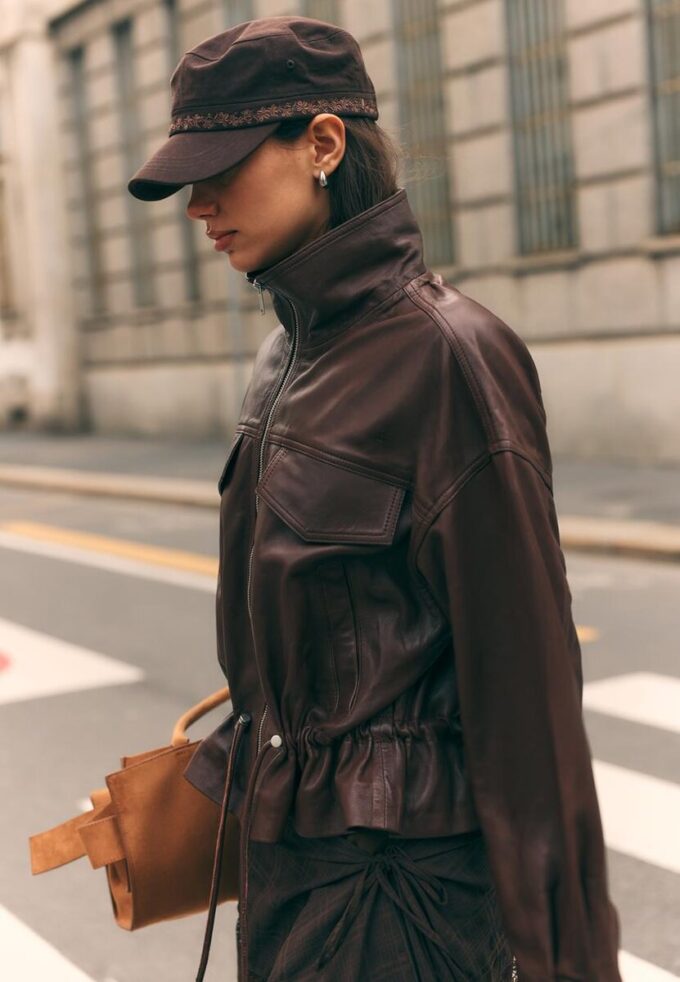 Kožená bunda s kapsami a nastavitelným pasem