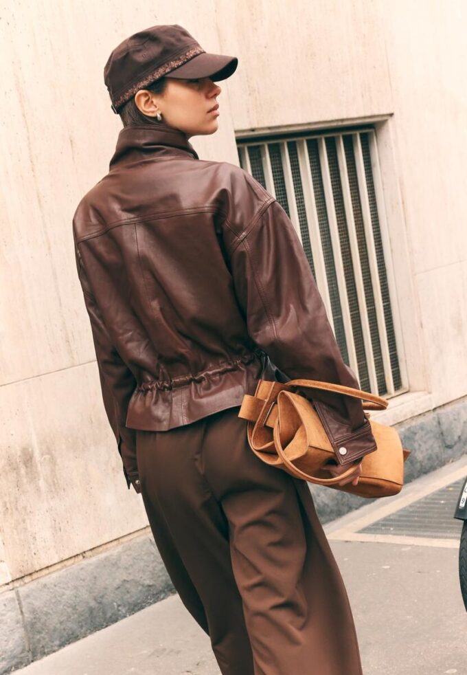 Kožená bunda s kapsami a nastavitelným pasem