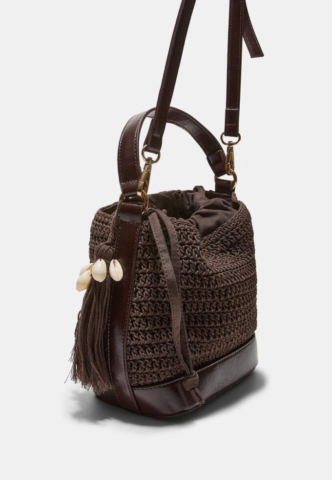 Kombinovaná háčkovaná taška ve tvaru kbelíku Kombinovaná háčkovaná taška ve tvaru kbelíku