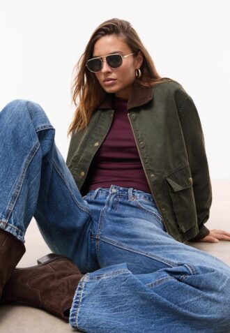 Kontrastní krátká voskovaná parka