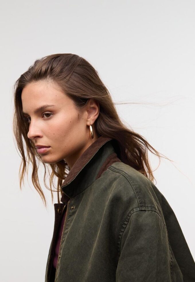 Kontrastní krátká voskovaná parka