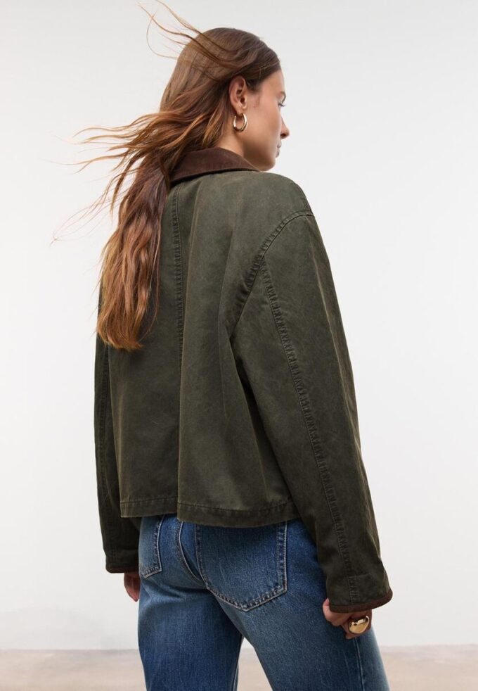 Kontrastní krátká voskovaná parka