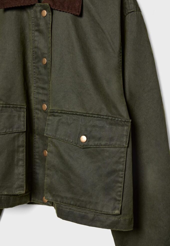 Kontrastní krátká voskovaná parka