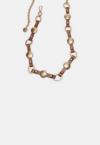 Kovový pásek s efektem kůže