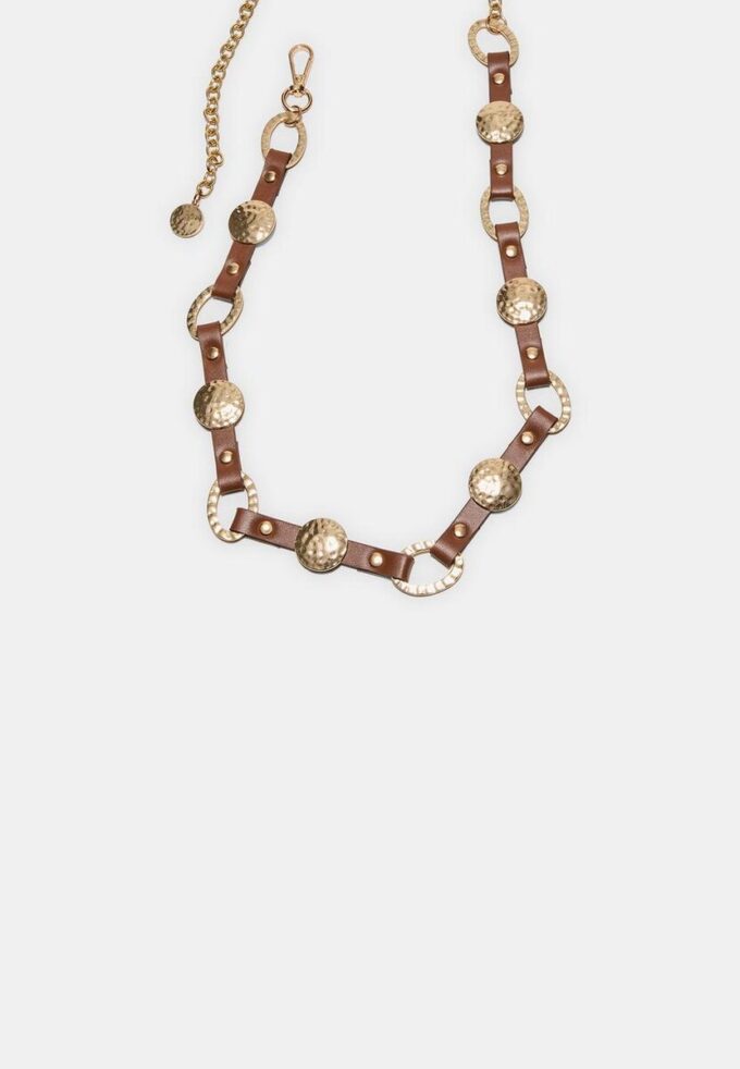 Kovový pásek s efektem kůže