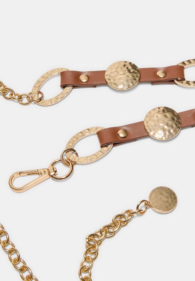 Kovový pásek s efektem kůže