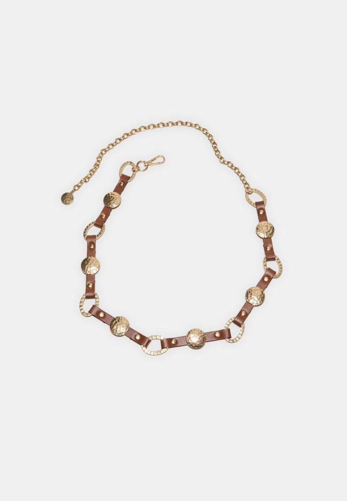 Kovový pásek s efektem kůže