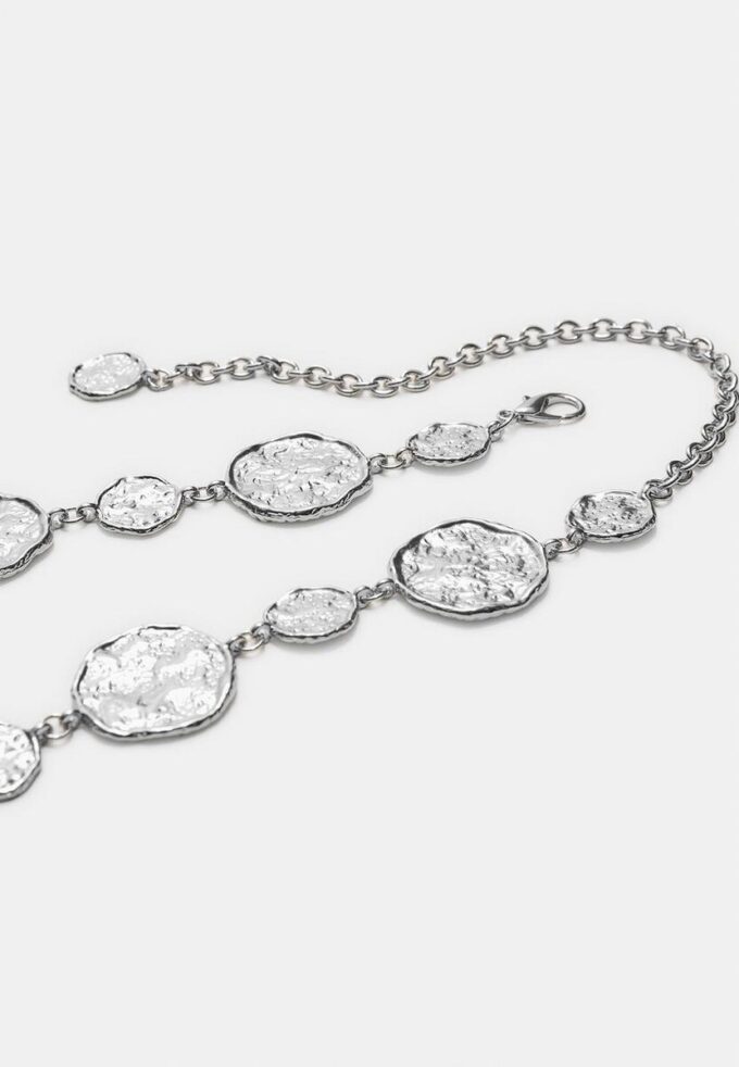 Kovový pásek s kulatými destičkami