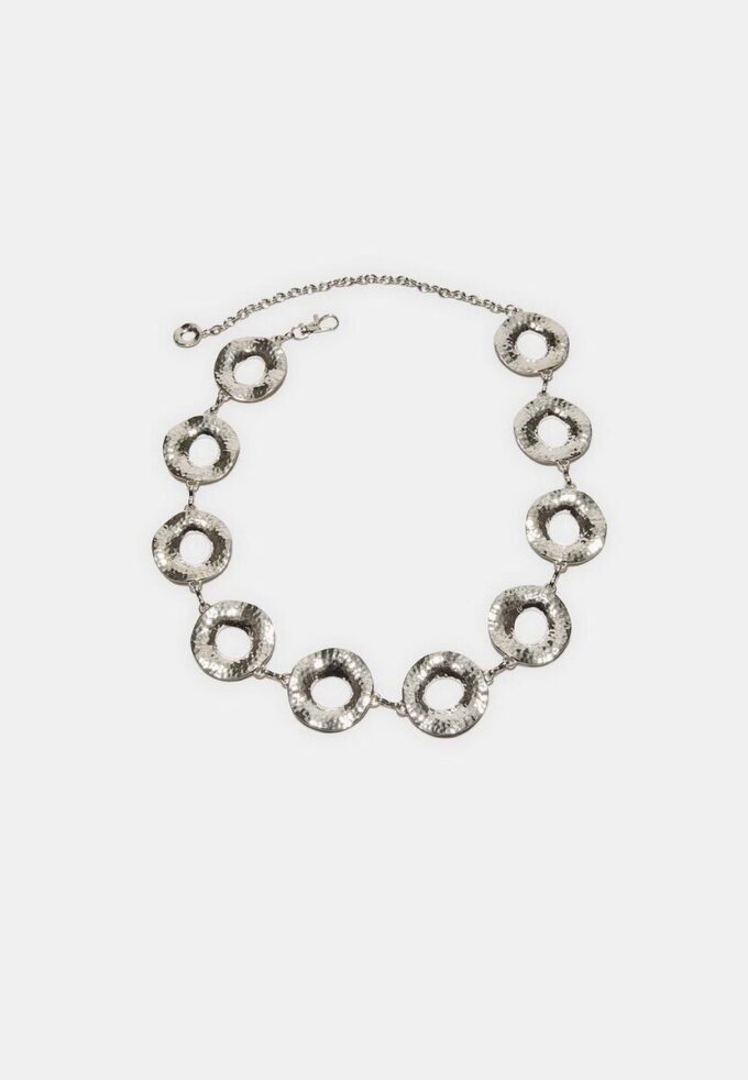 Kovový pásek s kulatými destičkami