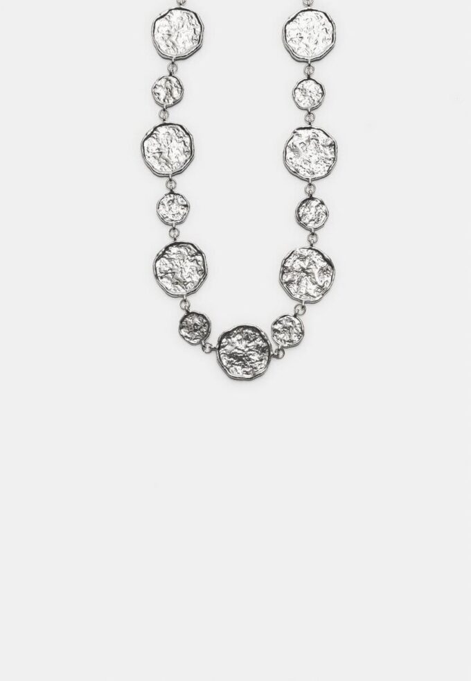 Kovový pásek s kulatými destičkami