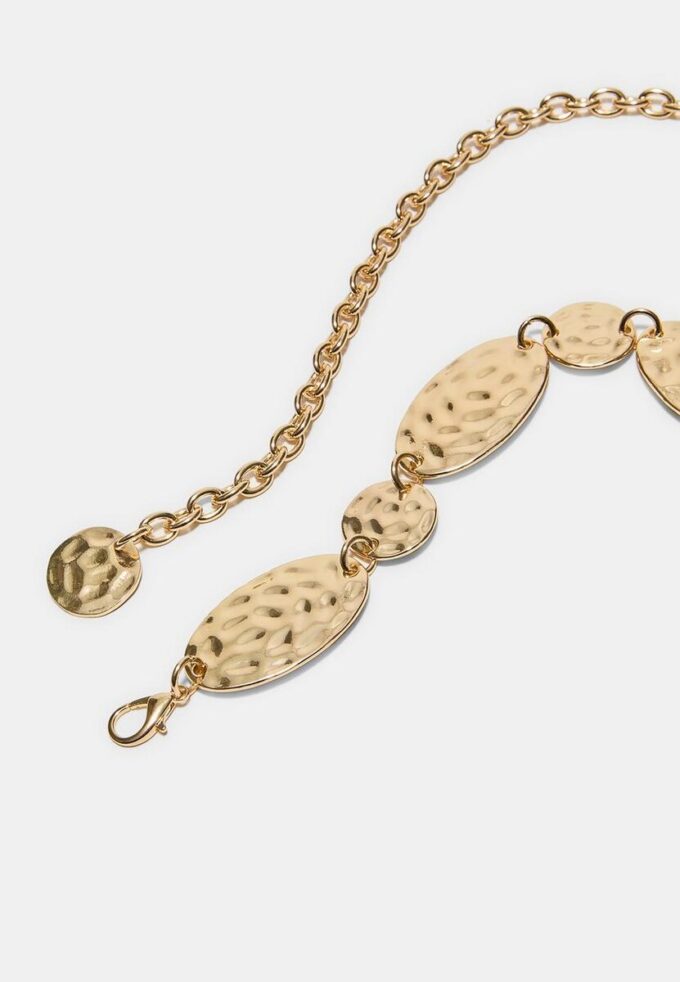 Kovový pásek s oválnými mincemi