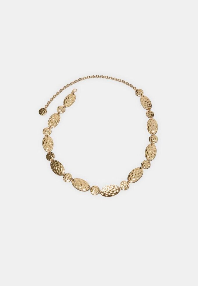 Kovový pásek s oválnými mincemi