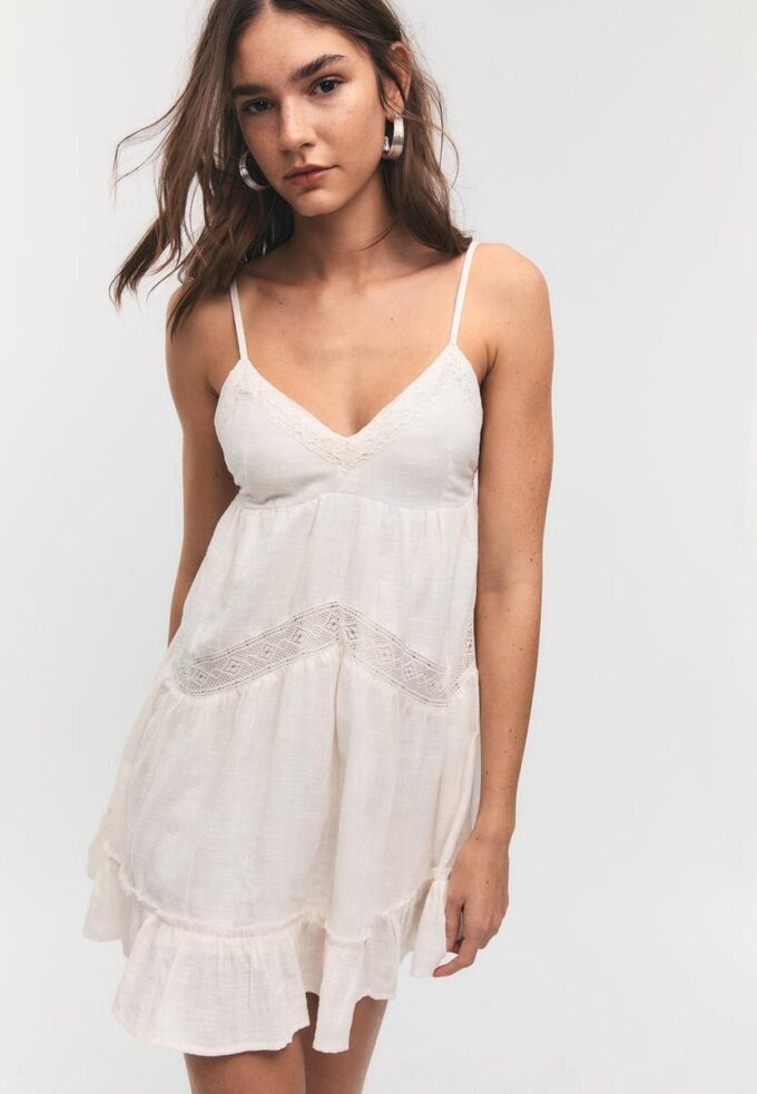 Krátké šaty s krajkovými detaily