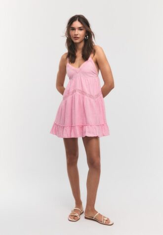 Krátké šaty s krajkovými detaily Krátké šaty s krajkovými detaily