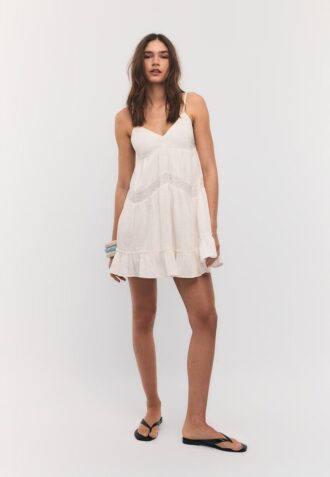 Krátké šaty s krajkovými detaily Krátké šaty s krajkovými detaily