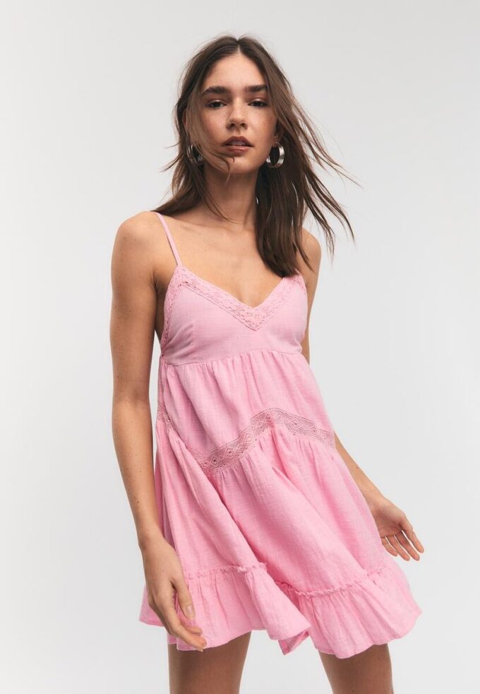 Krátké šaty s krajkovými detaily Krátké šaty s krajkovými detaily