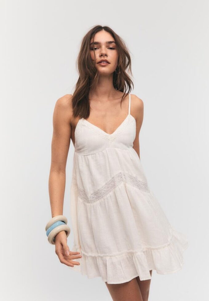 Krátké šaty s krajkovými detaily