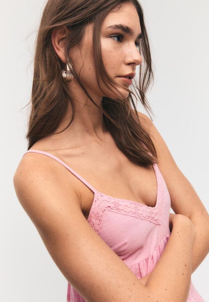 Krátké šaty s krajkovými detaily Krátké šaty s krajkovými detaily