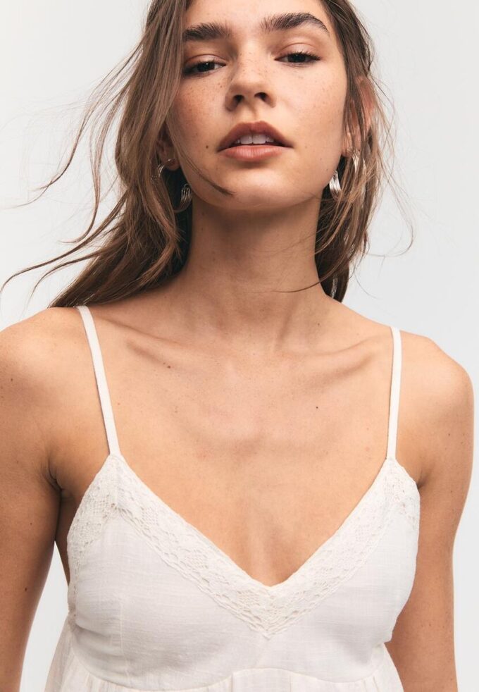 Krátké šaty s krajkovými detaily