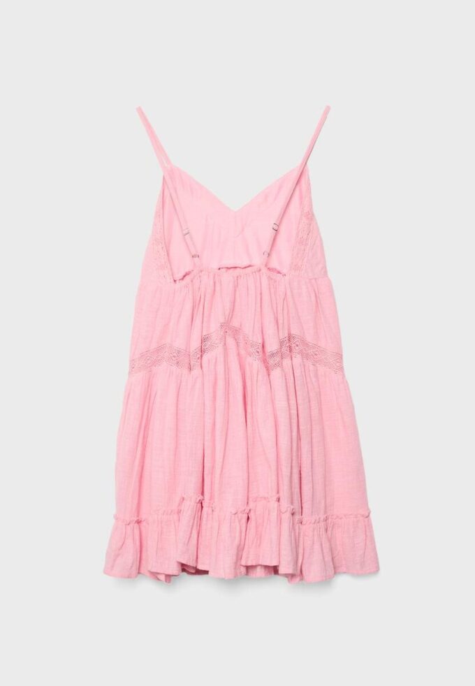 Krátké šaty s krajkovými detaily Krátké šaty s krajkovými detaily