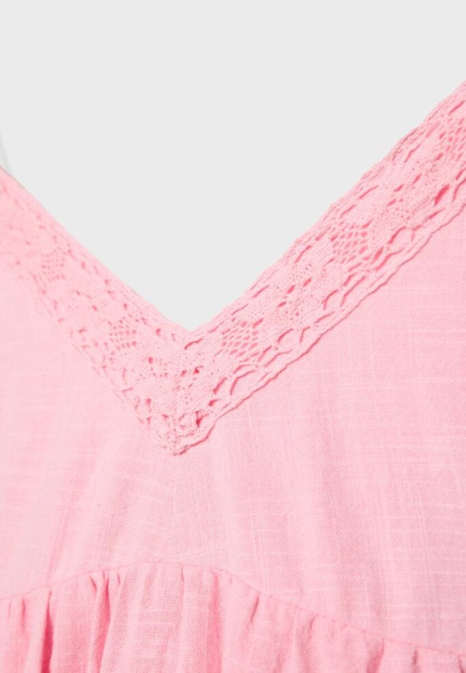 Krátké šaty s krajkovými detaily Krátké šaty s krajkovými detaily